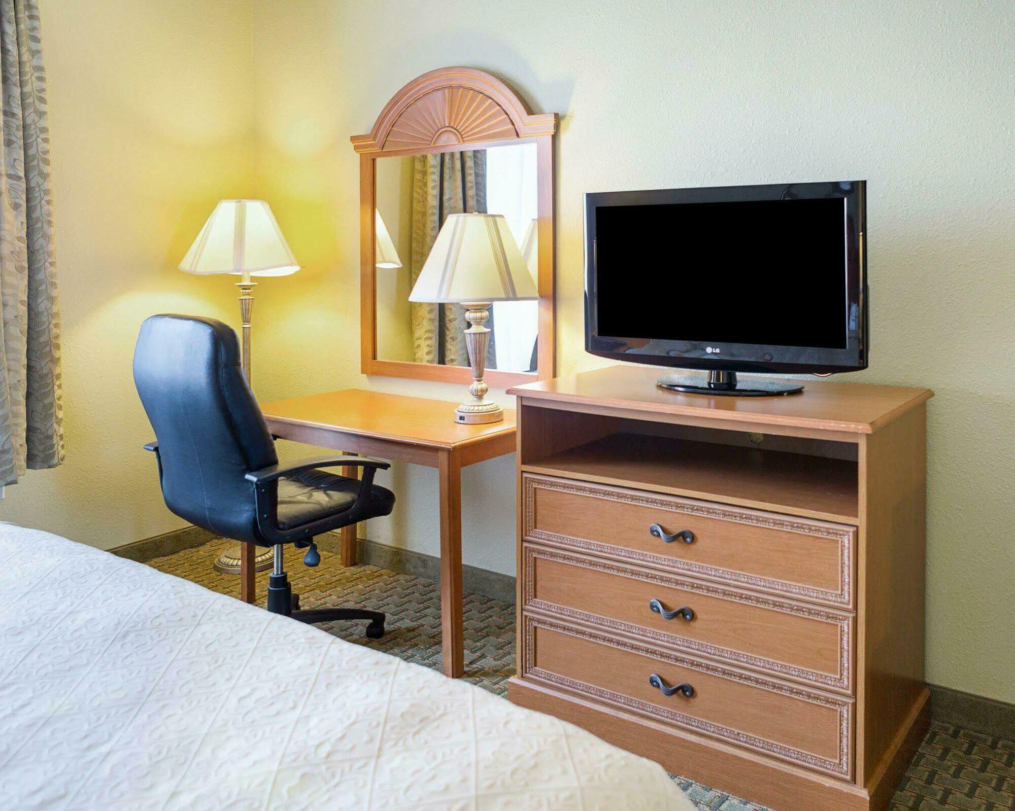Sonesta Essential Лапорт Экстерьер фото