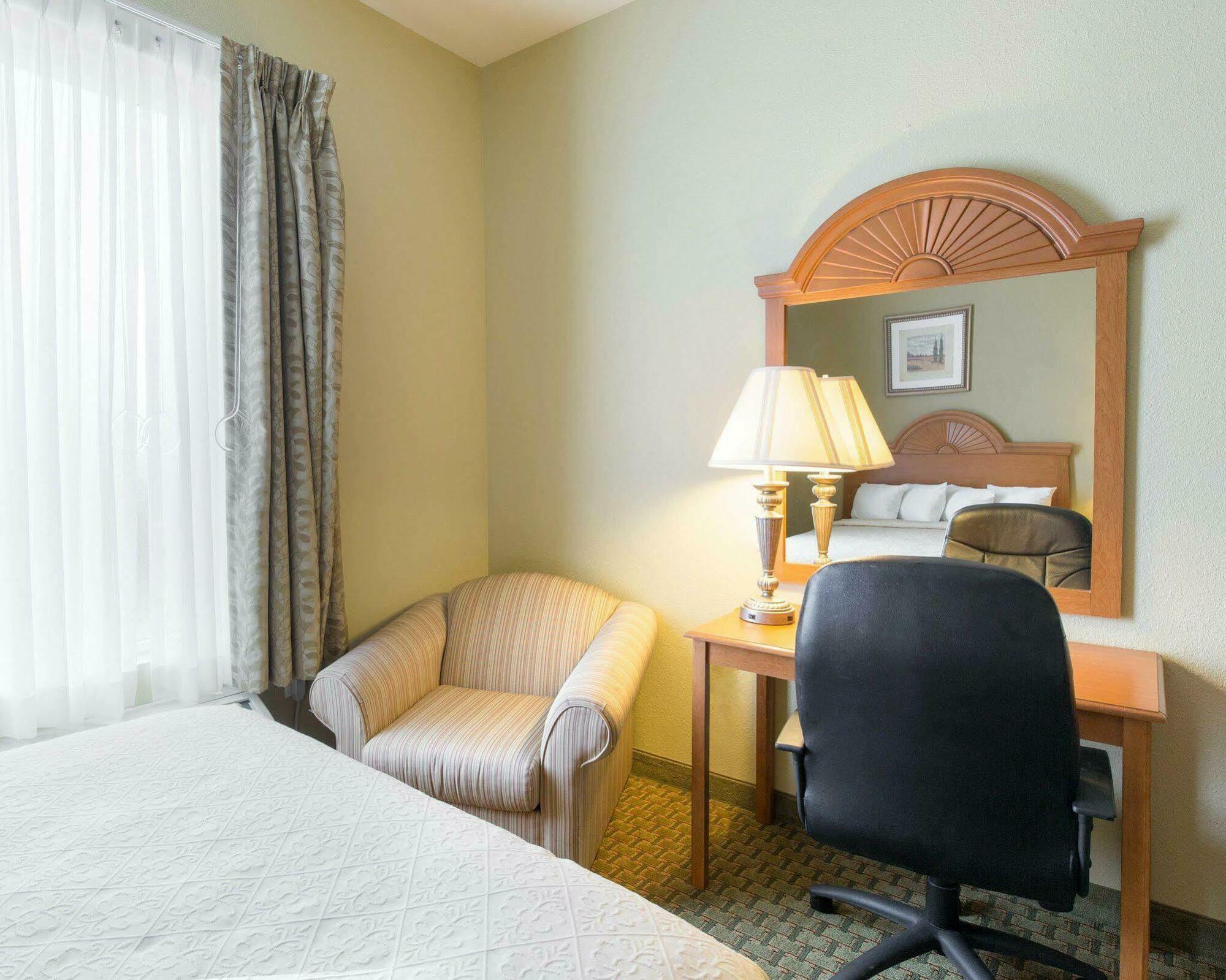 Sonesta Essential Лапорт Экстерьер фото