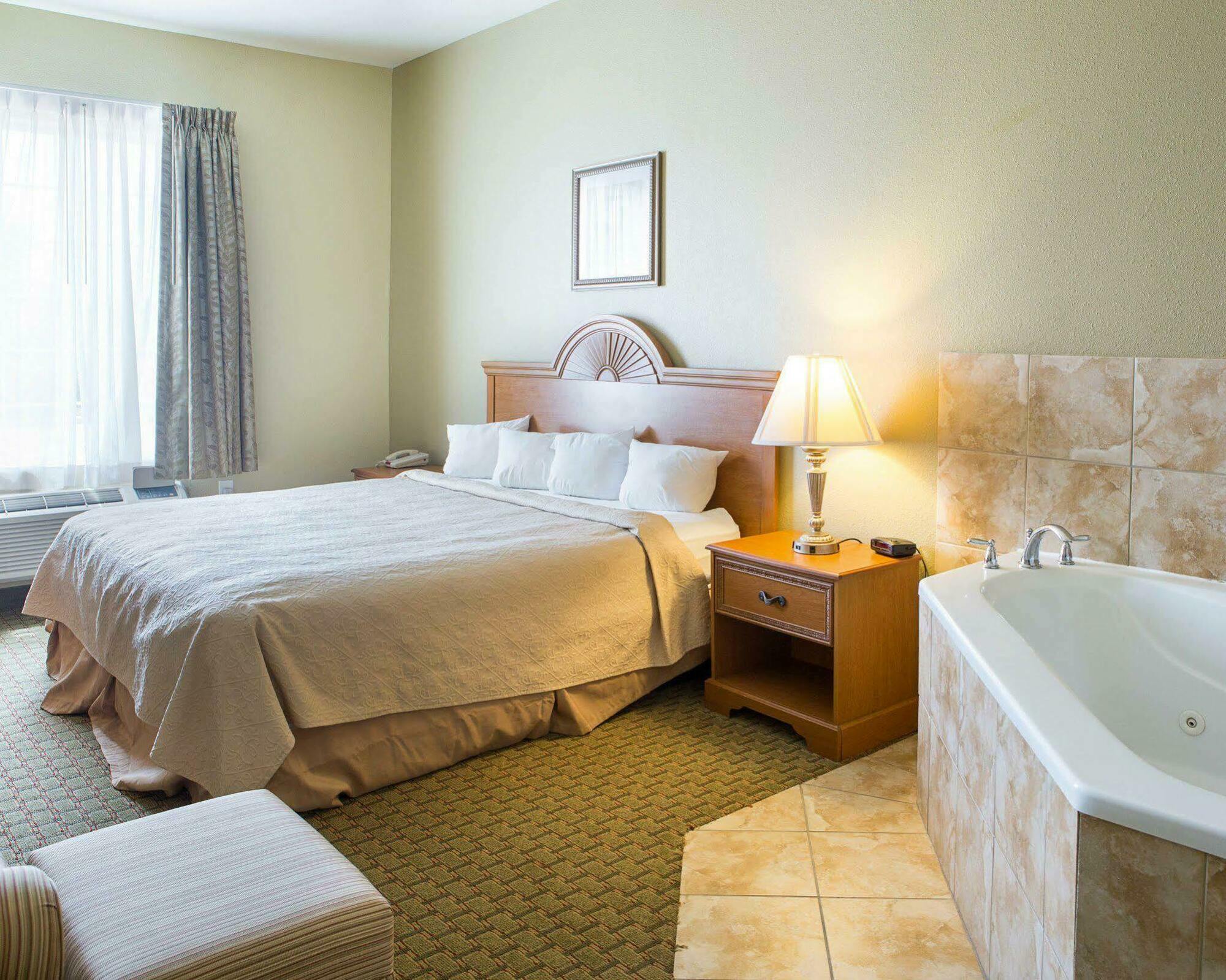 Sonesta Essential Лапорт Экстерьер фото